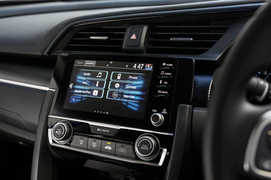 Детали интерьера Honda Civic VTi-L Sedan (FC) 2019 года  (AU) (фото 30 из 37)